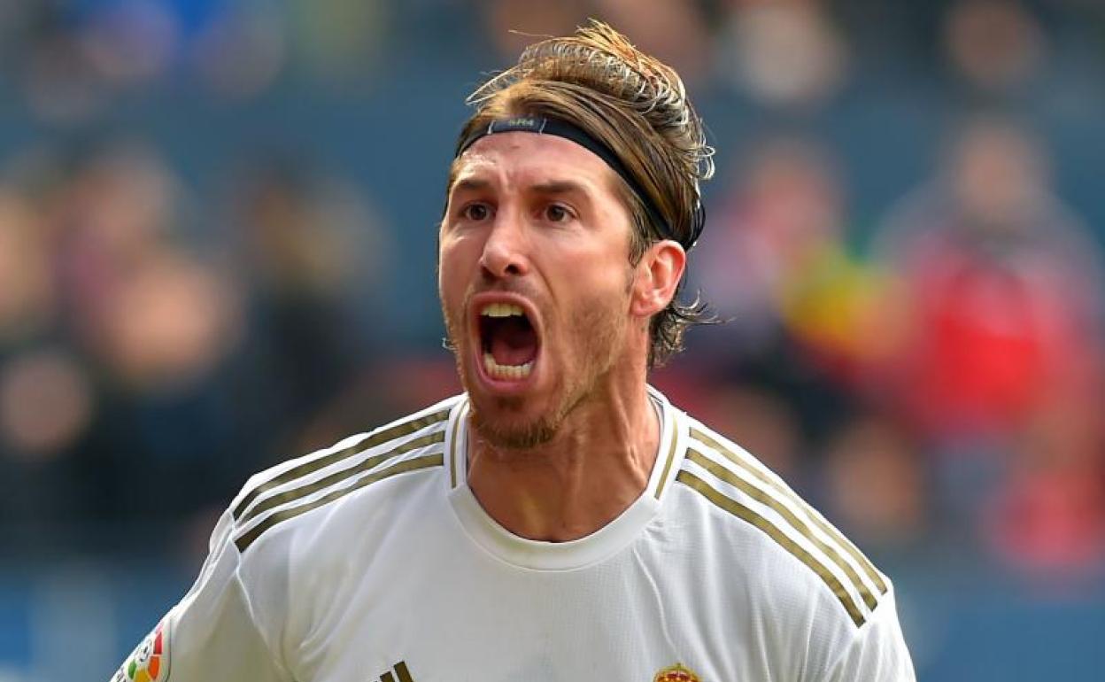 Sergio Ramos celebra su gol ante Osasuna. 