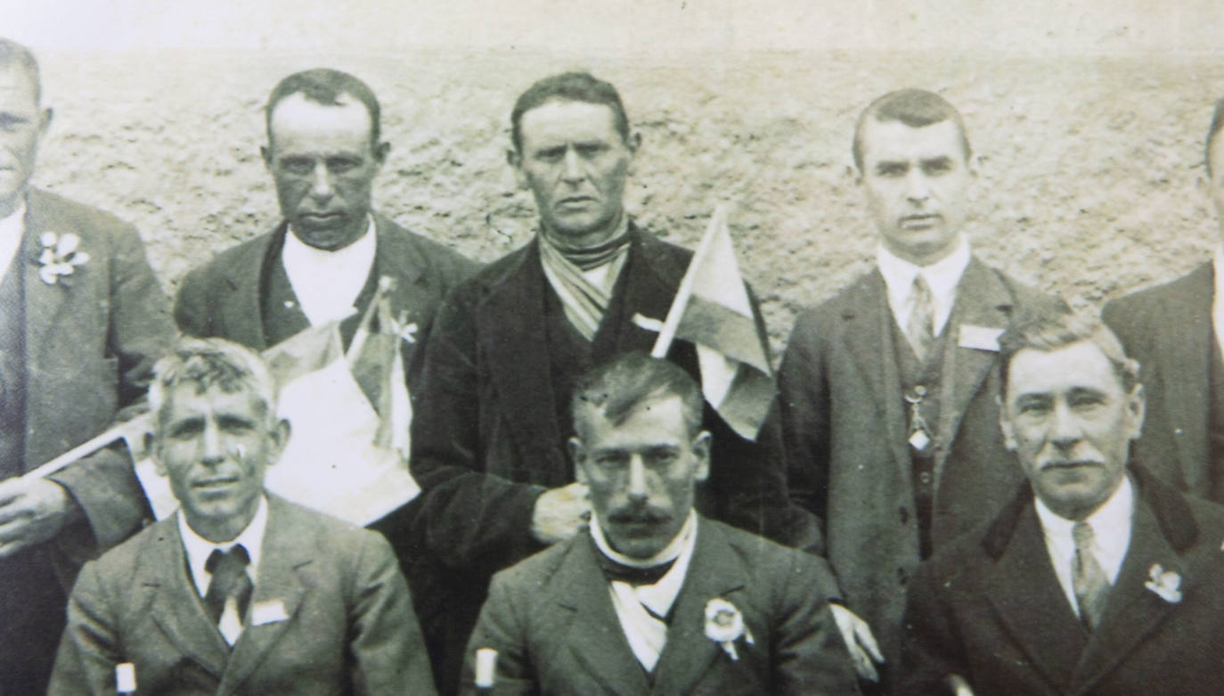 Mateo, en el centro, con abrigo negro, con la Corporación de Casasola de Arión. 