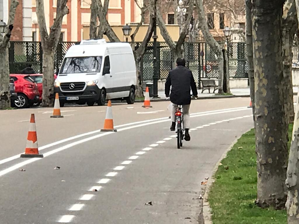 El Ayuntamiento de Valladolid ha estrenado este jueves un nuevo carril bici que unirá el Paseo de Zorrilla con la Plaza de Colón a través del paseo de Filipinos