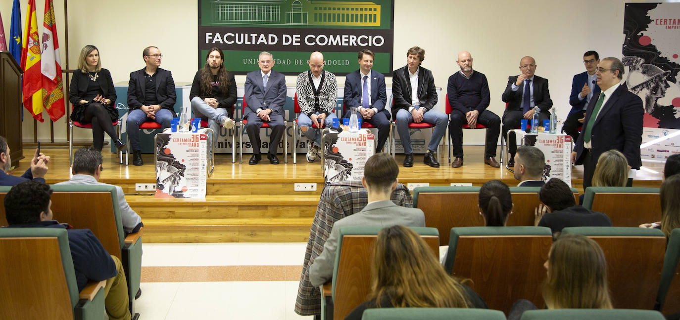 José Antonio Salvador Insua posa con los premiados del 36 certamen empresario del año en Valladolid.