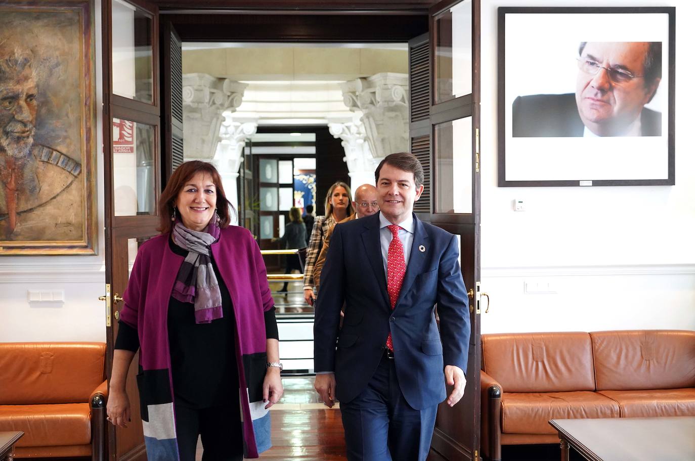 El presidente de la Junta de Castilla y León, Alfonso Fernández Mañueco, interviene en el encuentro 'Diálogo Ciudadano', junto con la vicepresidenta de la Comisión Europea para Democracia y Demografía, Dubravka Suica y el rector de la UVa Antonio Largo.