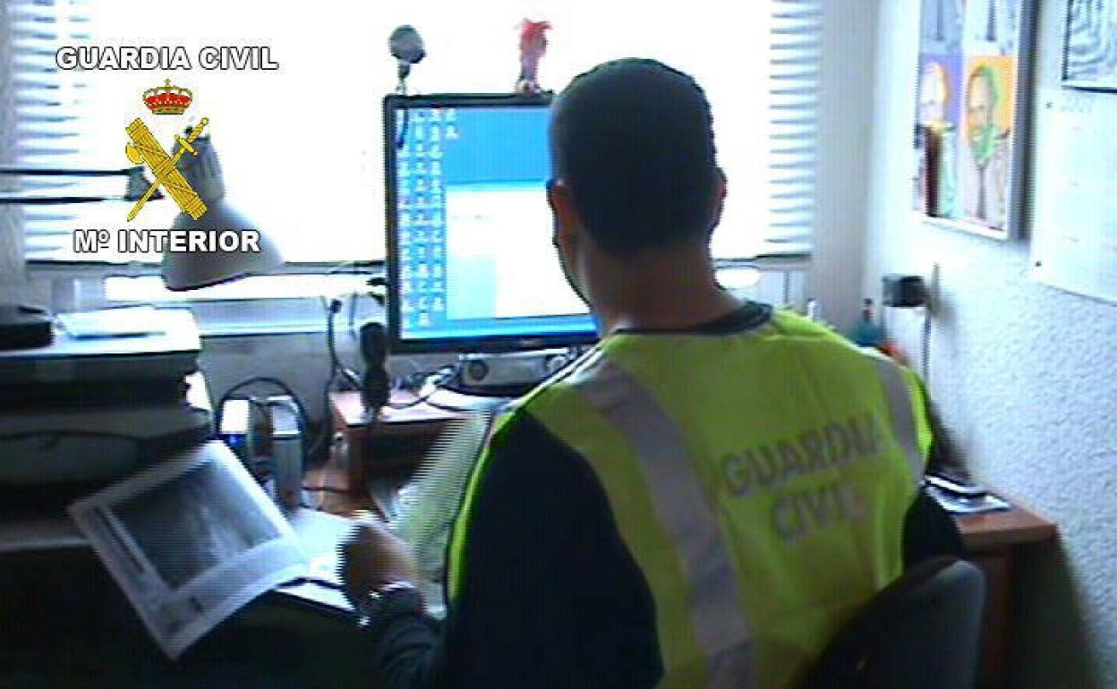 Un guardia civil consulta un ordenador. 