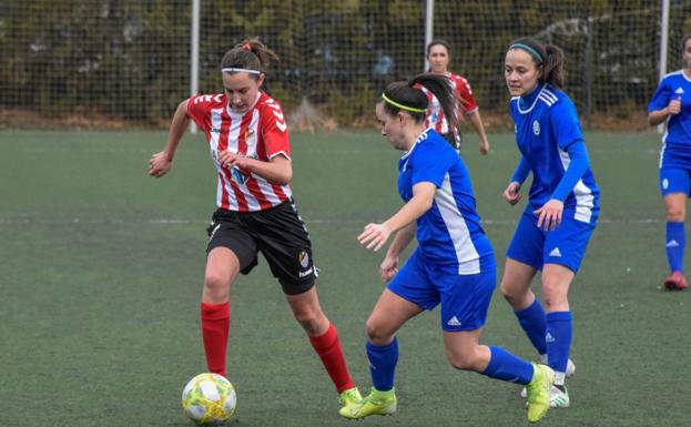 Raquel conduce el balón. 