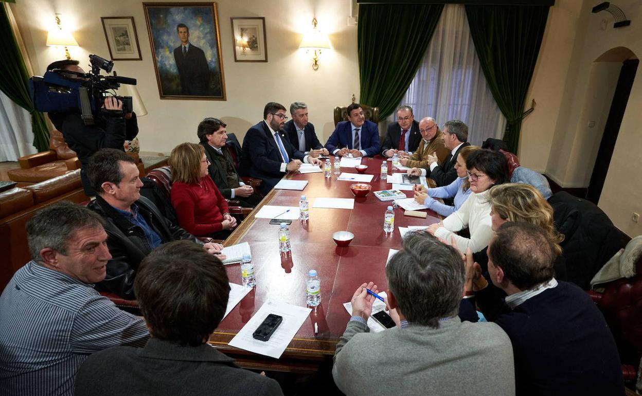 Reunión de la Mesa del Ferrocarril de Ávila, presidida por el presidente de la Diputación abulense Carlos García en enero de este año.