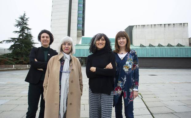 La científica Mar Siles (izqda) posa junto a la directora del Museo de la Ciencia, Inés Rodríguez Hidalgo, minutos antes de las charlas del Día de la Mujer en la Ciencia impartidas por Olga Calvo y Pilar de Frutos. 