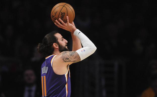 Ricky Rubio lanza a canasta. 