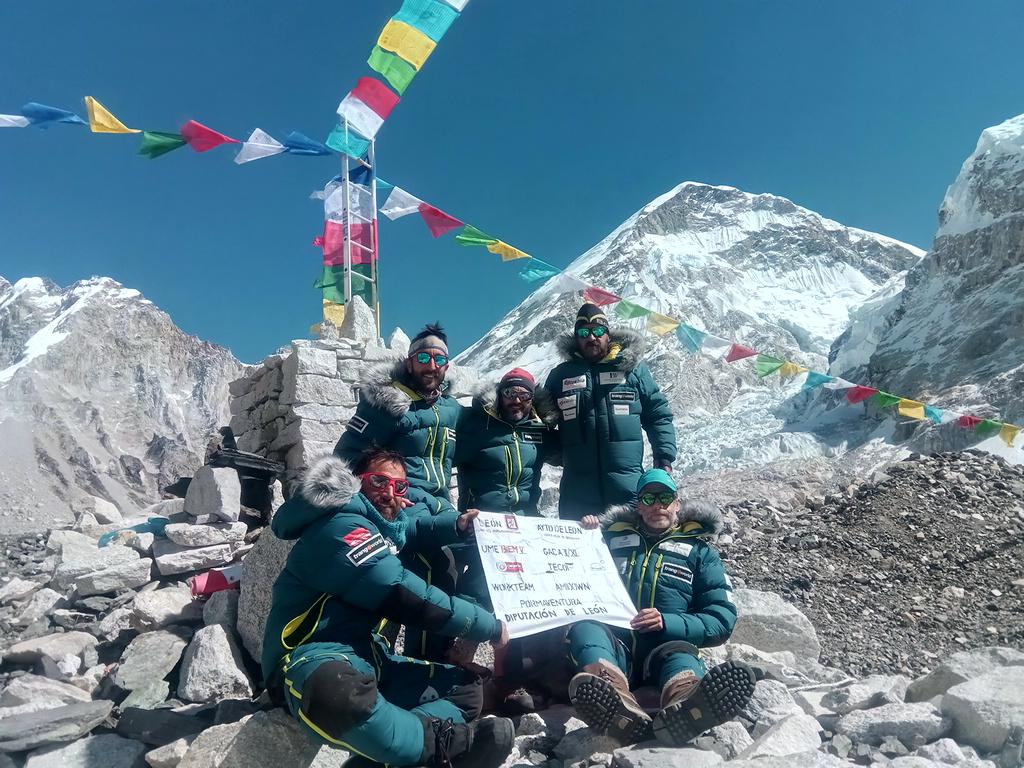 El leonés Sergio Pérez Fernández participa en la expedición de Álex Txikon para asaltar la cima más alta del mundo, el Everest. El montañero participa en la expedición 'Road to Himalayas' que espera hacer cima a partir del día 20.