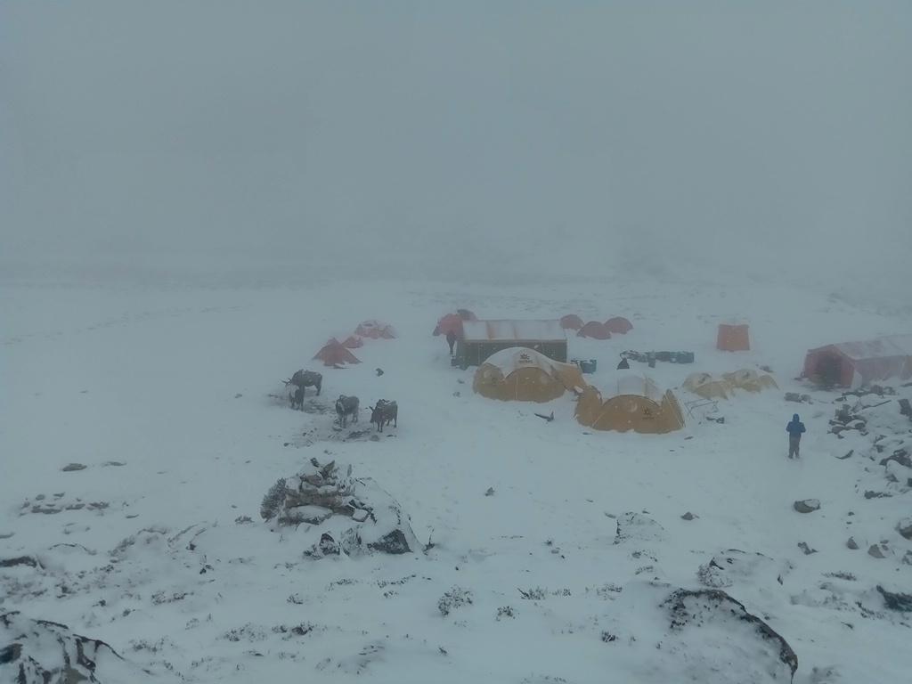 El leonés Sergio Pérez Fernández participa en la expedición de Álex Txikon para asaltar la cima más alta del mundo, el Everest. El montañero participa en la expedición 'Road to Himalayas' que espera hacer cima a partir del día 20.