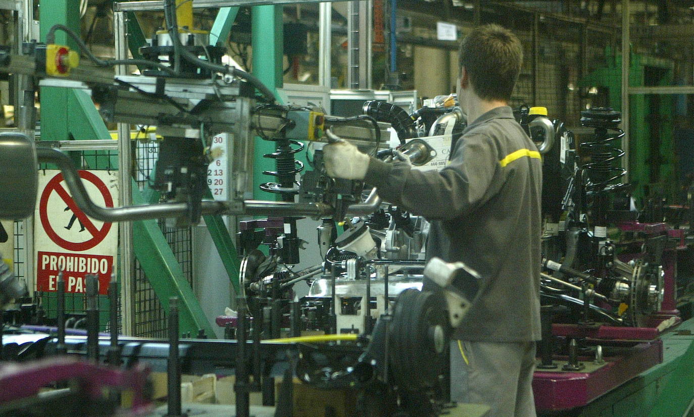 Un operario en una fábrica de la región 