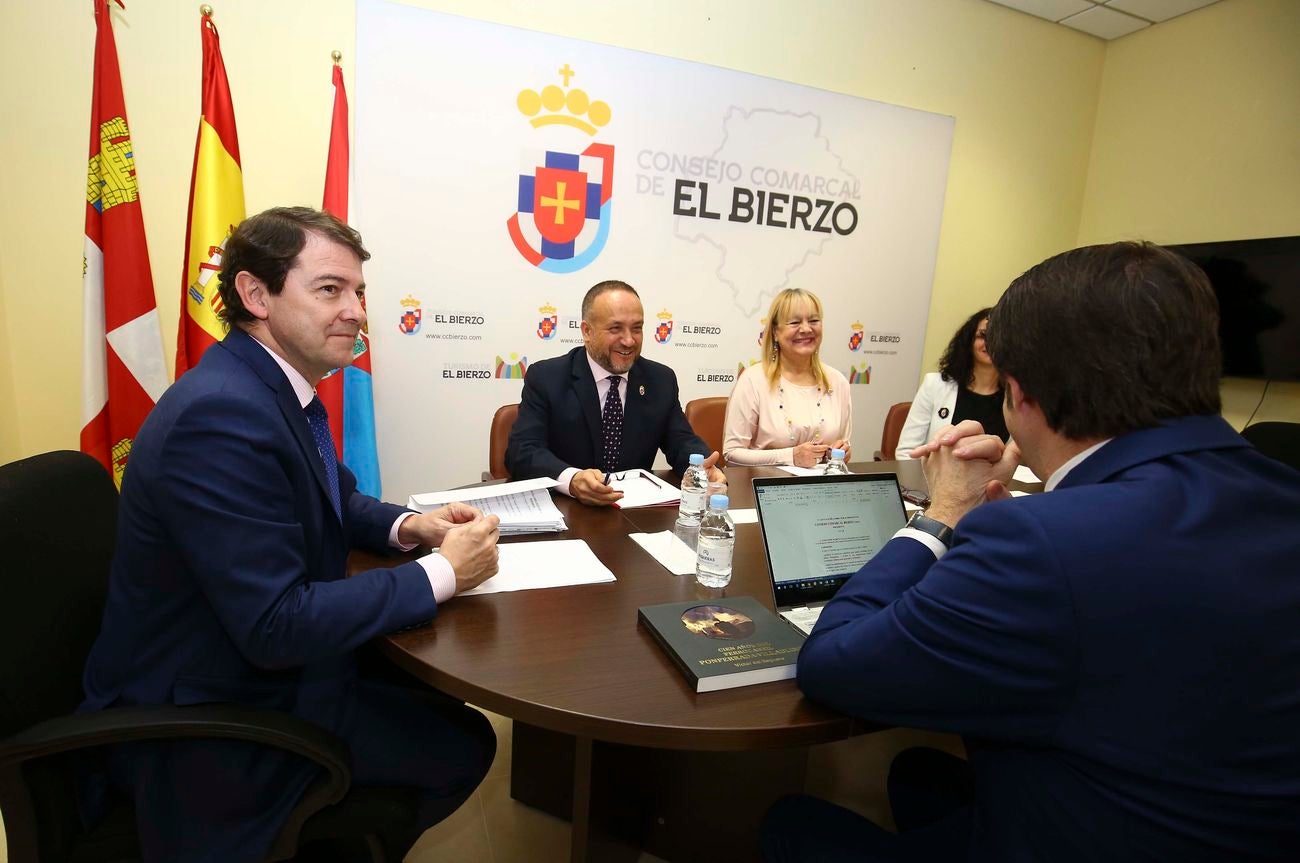 El presidente de la Junta de Castilla y León, Alfonso Fernández Mañueco, junto al alcalde de Ponferrada, Olegario Ramón, durante su visita al consistorio ponferradino.