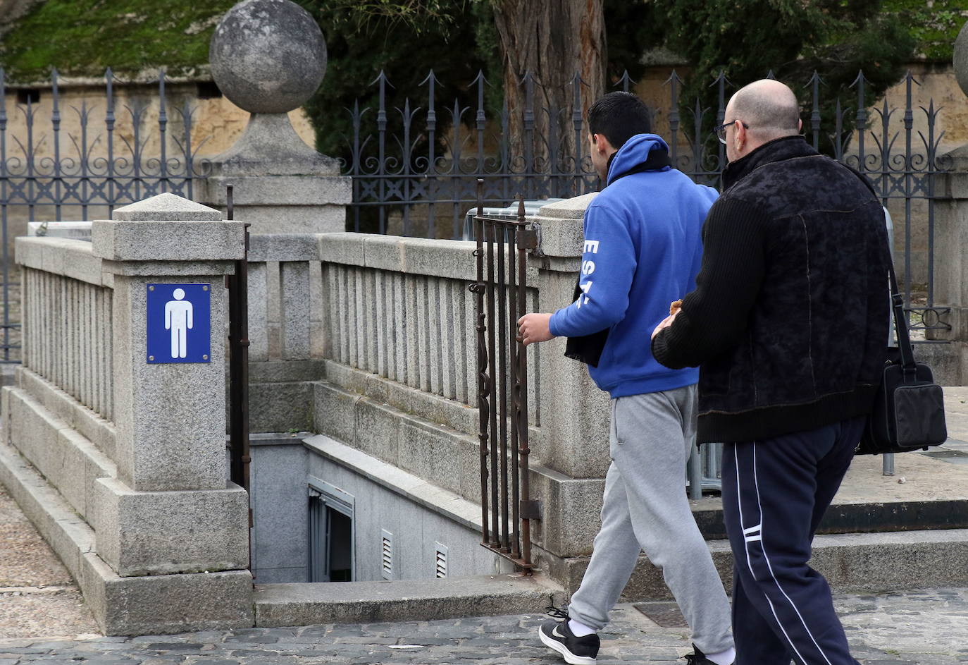 Dos personas acceden a los baños públicos situados en la Plaza Mayor.