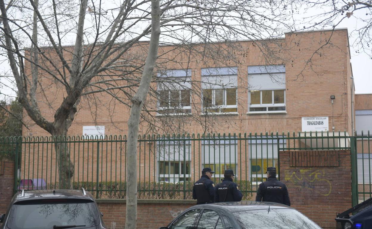 Agentes de la Policía Nacional frente al colegio Entre Ríos de Valladolid.