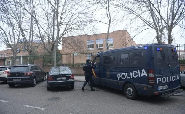 Las primeras investigaciones apuntan a que la niña se subió a una silla para asomarse por la ventana del colegio Entre Ríos