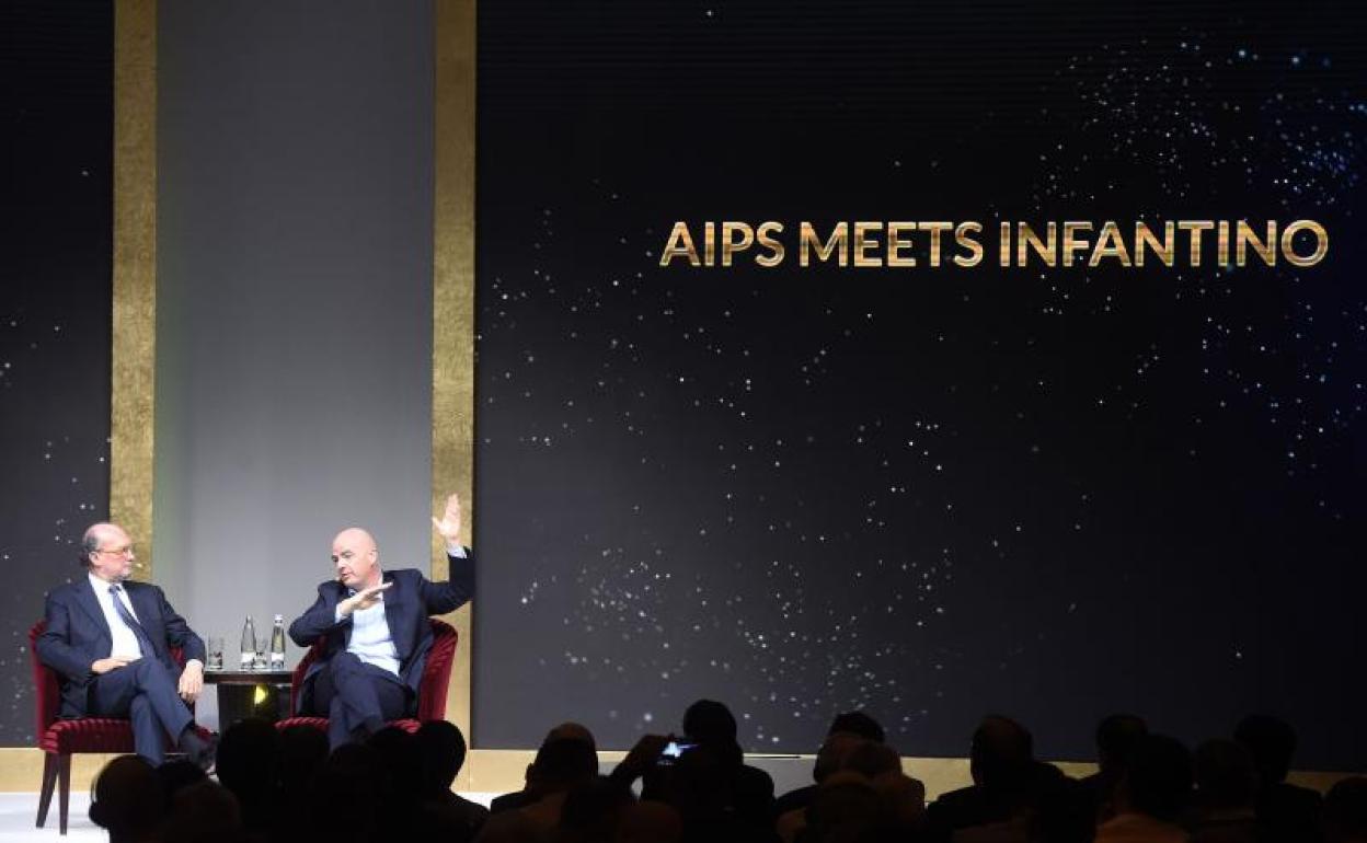 El presidente de la FIFA, Infantino, a la derecha, habla con el presidente de la Asociación Internacional de Prensa Deportiva (AIPS), Merlo. 