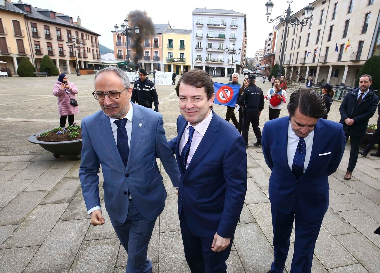 El presidente de la Junta de Castilla y León, Alfonso Fernández Mañueco, junto al alcalde de Ponferrada, Olegario Ramón, durante su visita al consistorio ponferradino.