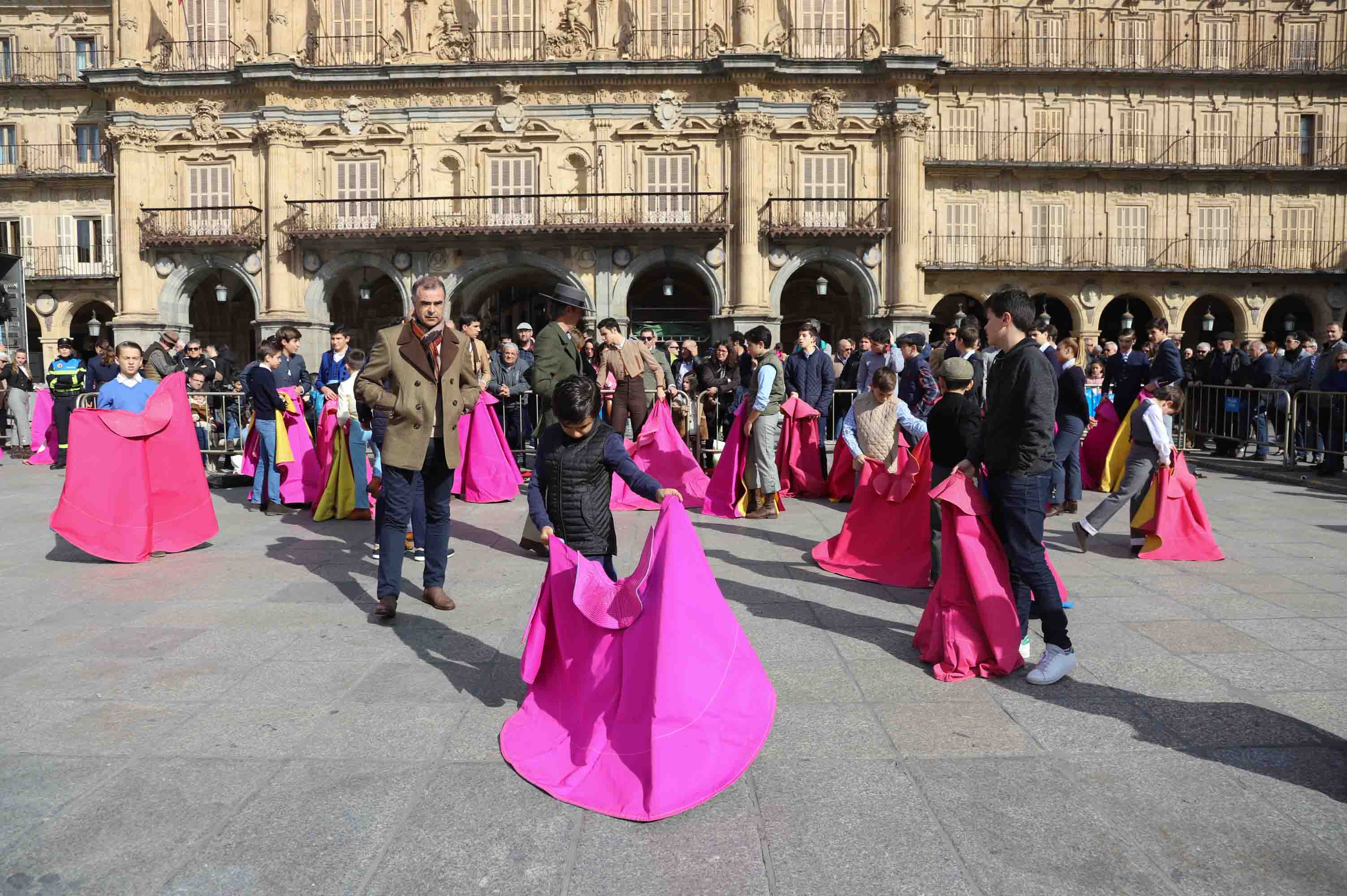 Fotos: La exhibición de los alumnos de la escuela de tauromaquia en la Plaza Mayor de Salamanca