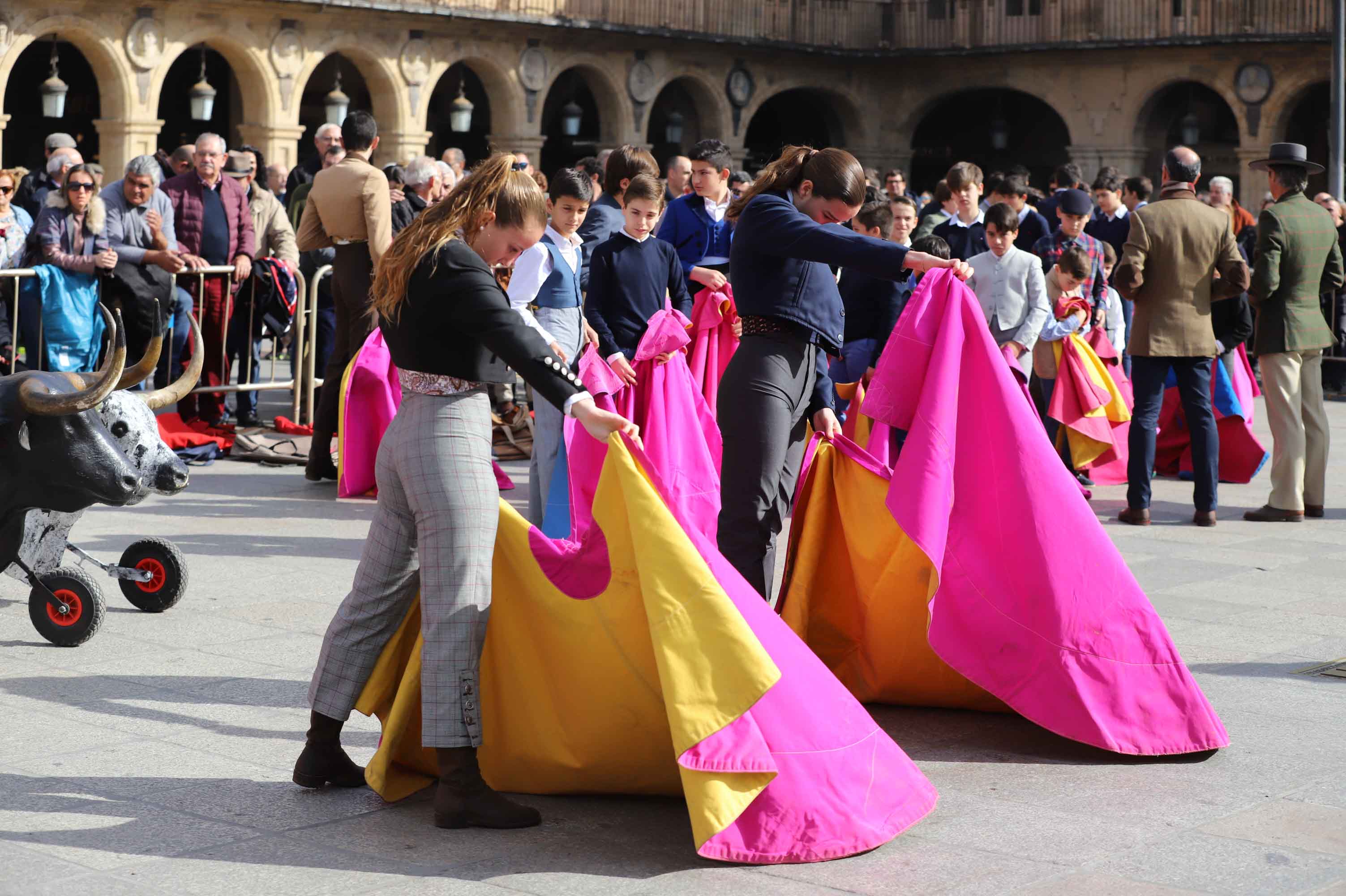 Fotos: La exhibición de los alumnos de la escuela de tauromaquia en la Plaza Mayor de Salamanca