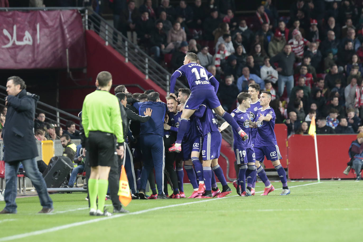 El Granada se lleva la victoria por 2-1 con una remontada in extremis. 