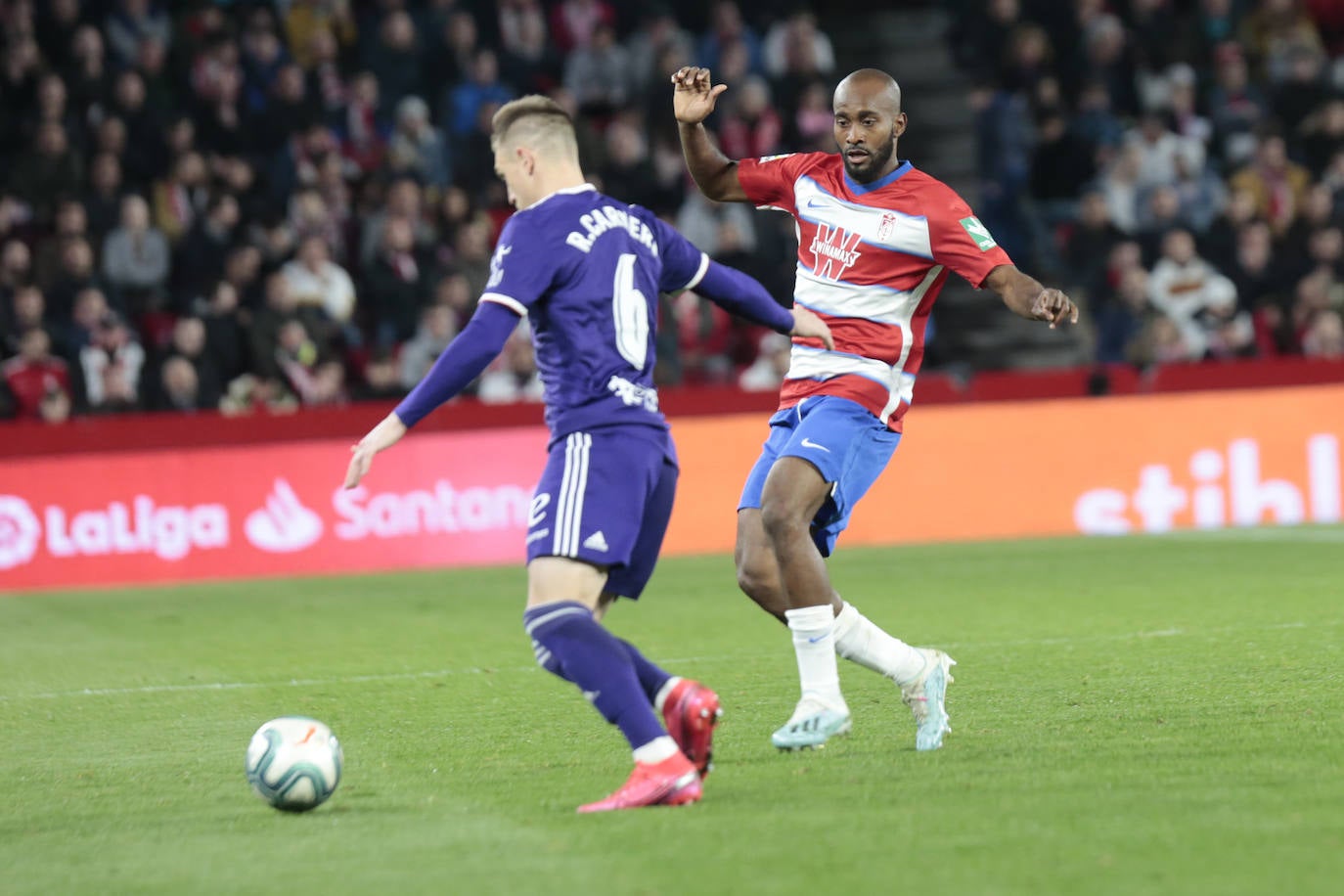 El Granada se lleva la victoria por 2-1 con una remontada in extremis. 