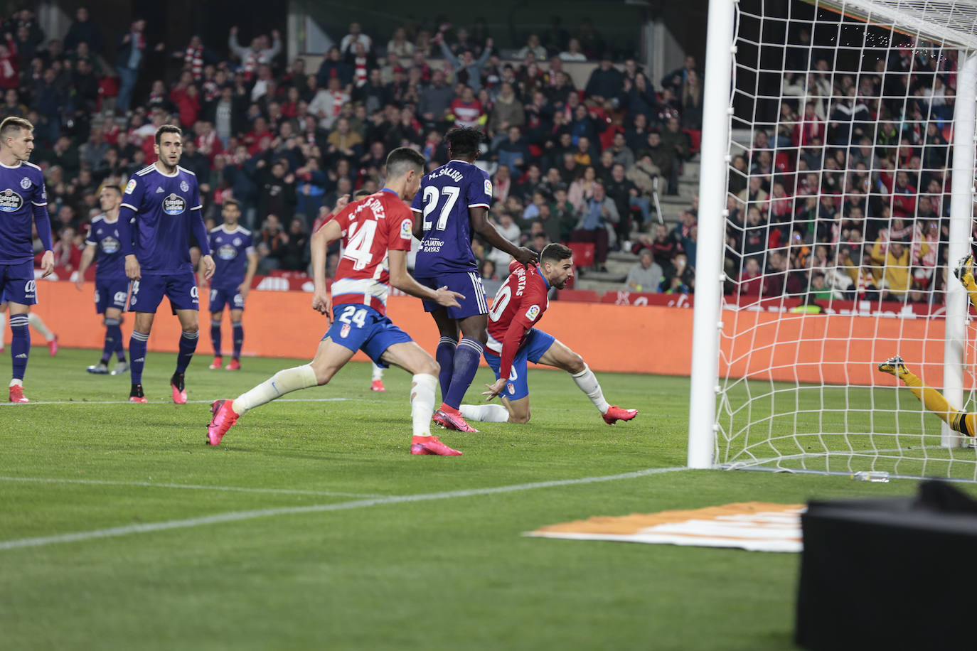 El Granada se lleva la victoria por 2-1 con una remontada in extremis. 