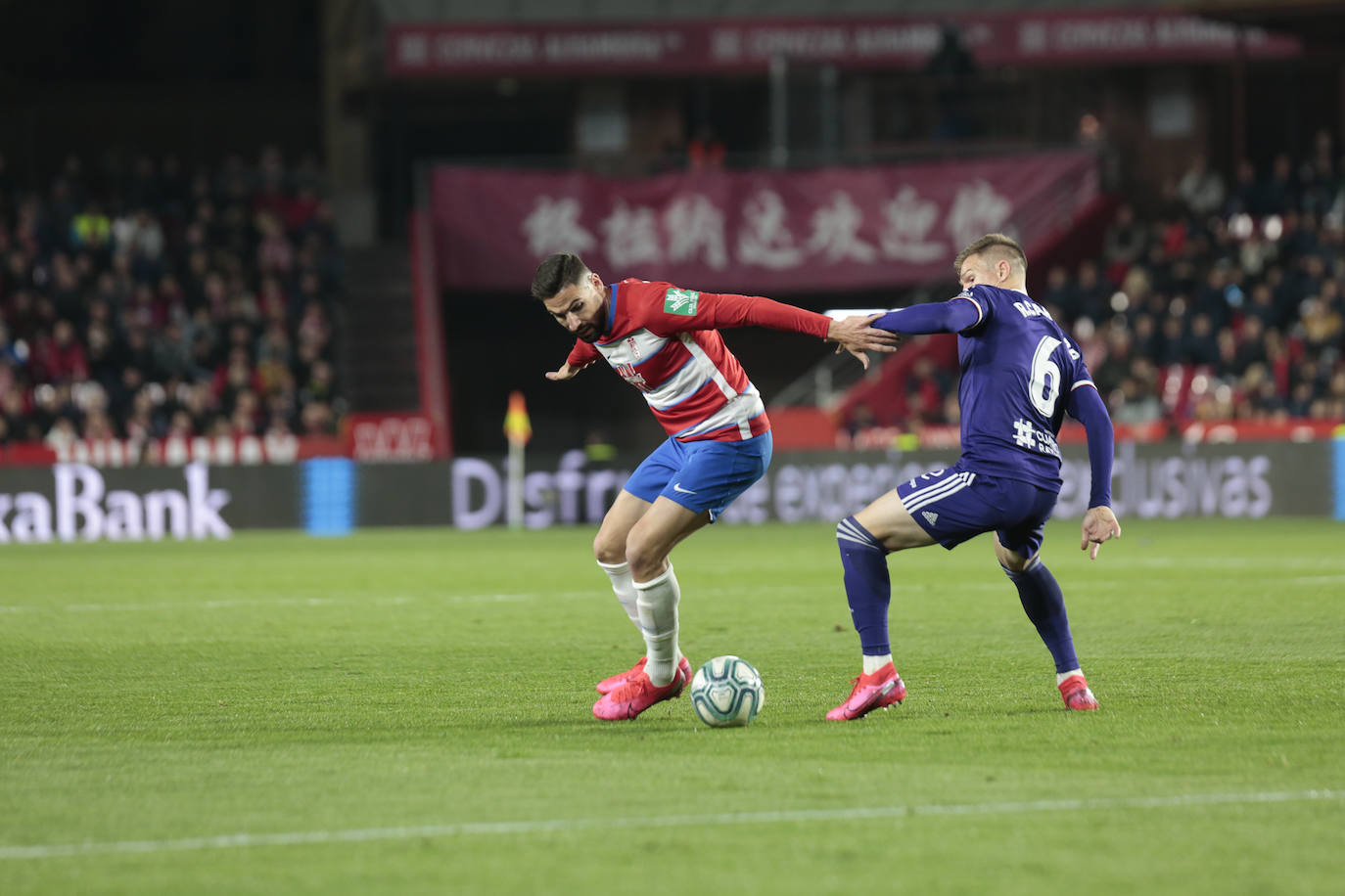 El Granada se lleva la victoria por 2-1 con una remontada in extremis. 