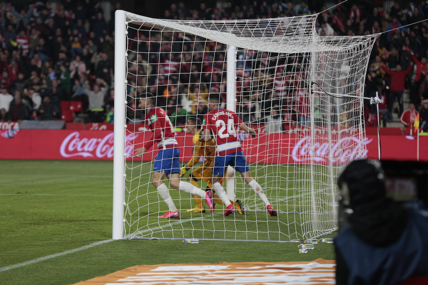 El Granada se lleva la victoria por 2-1 con una remontada in extremis. 