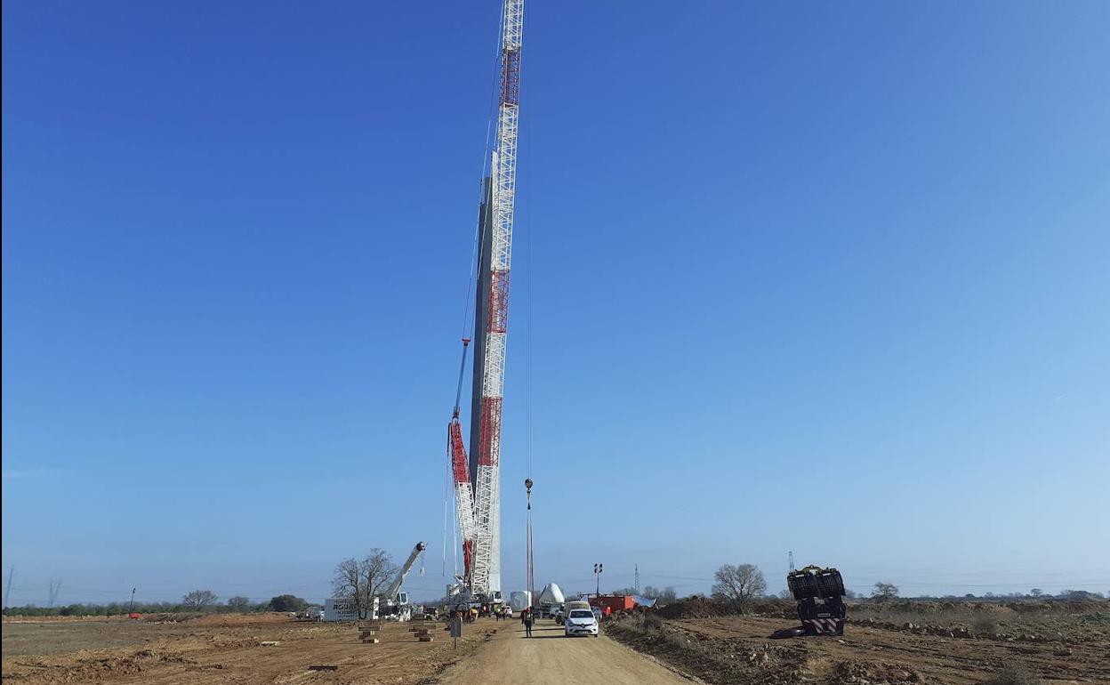 Construcción del aerogenerador en el parque eólico de Caratorres, poco después del accidente 