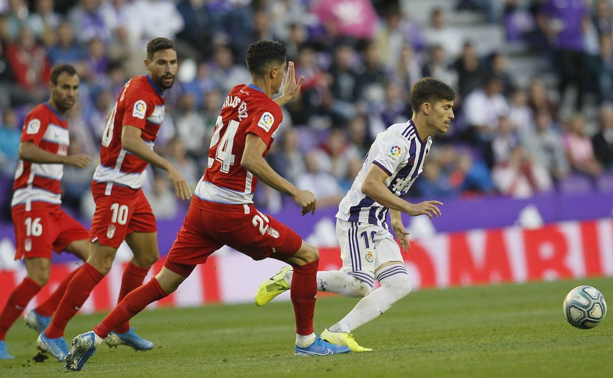 Víctor Díaz, Antonio Puertas y Carlos Fernández intentan robar el balón a Toni Villa en el partido de la primera vuelta de la liga disputado en el Nuevo José Zorrilla.