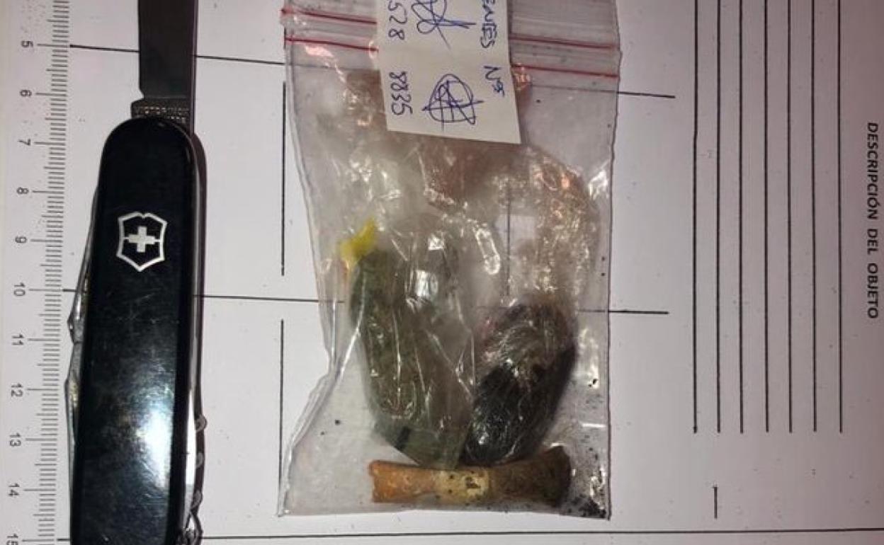 Navaja y droga que portaba el joven.