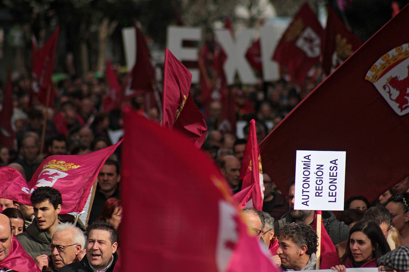 Fotos: Miles de leoneses salen a la calle para reivindicar un futuro para la provincia