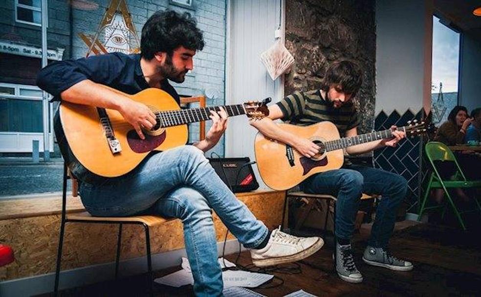 El palentino Javier Burón, a la izquierda, tocando la guitarra en un concierto. 