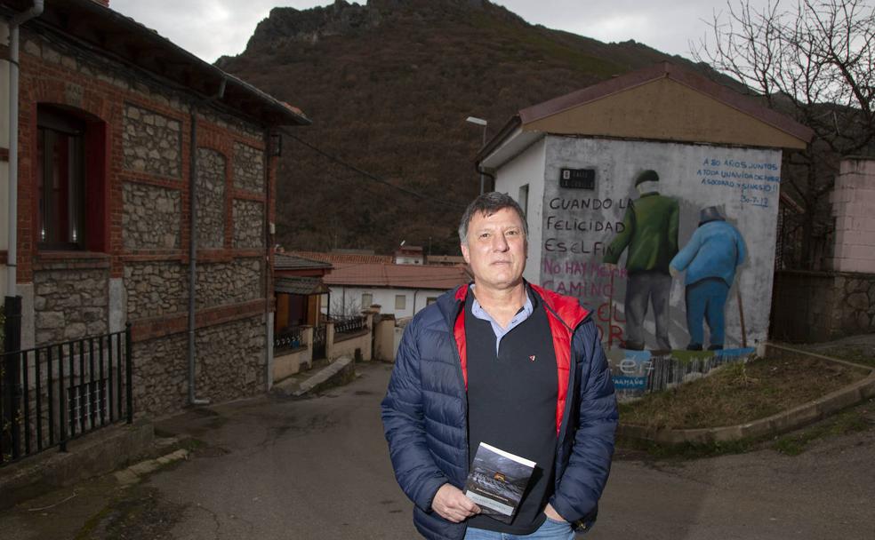 Lorenzana, en las calles de Ciñera con un ejemplar del libro. 