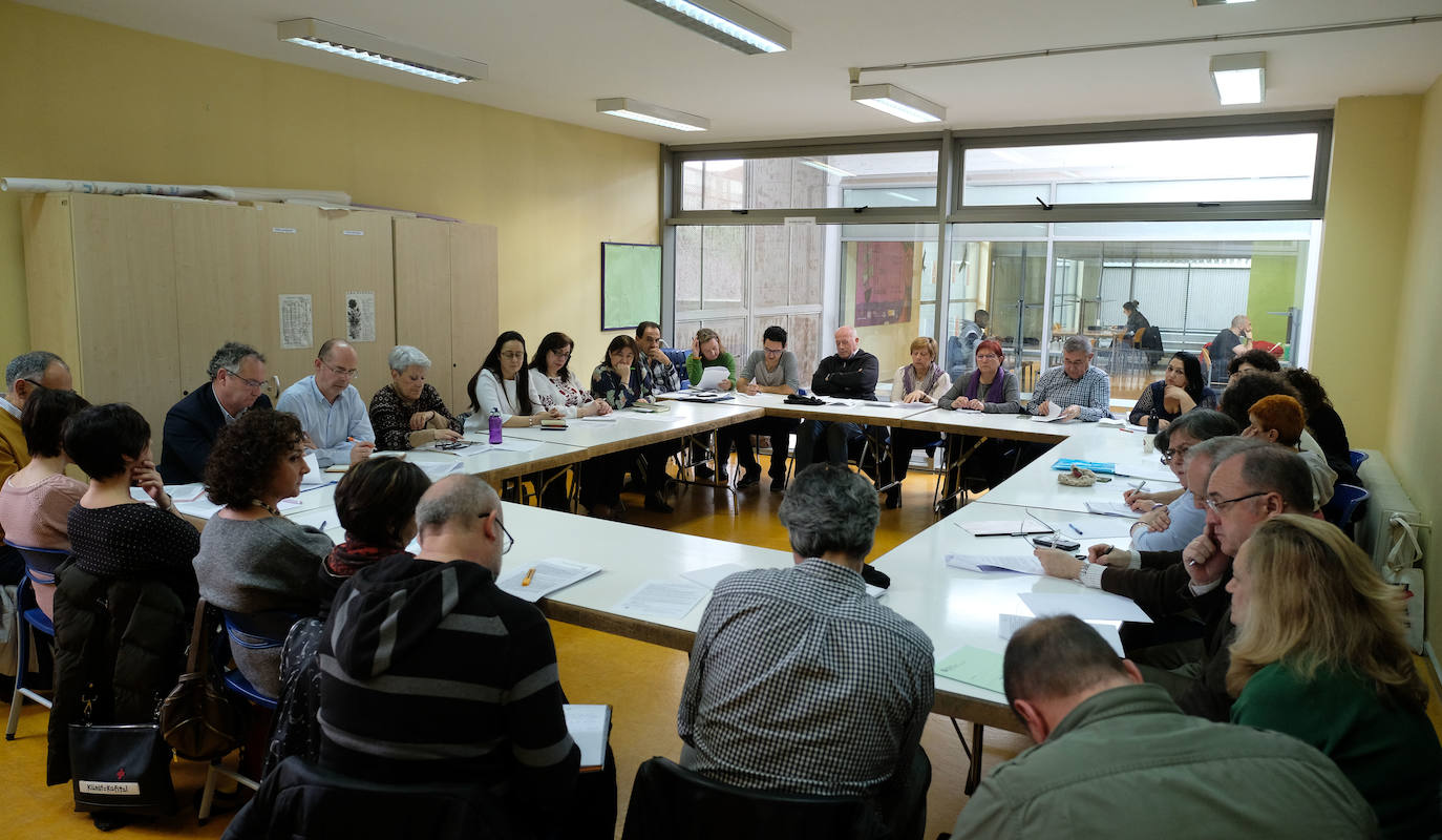 Reunión de la Mesa de Convivencia ciudadana en el vallisoletano barrio de Pajarillos.