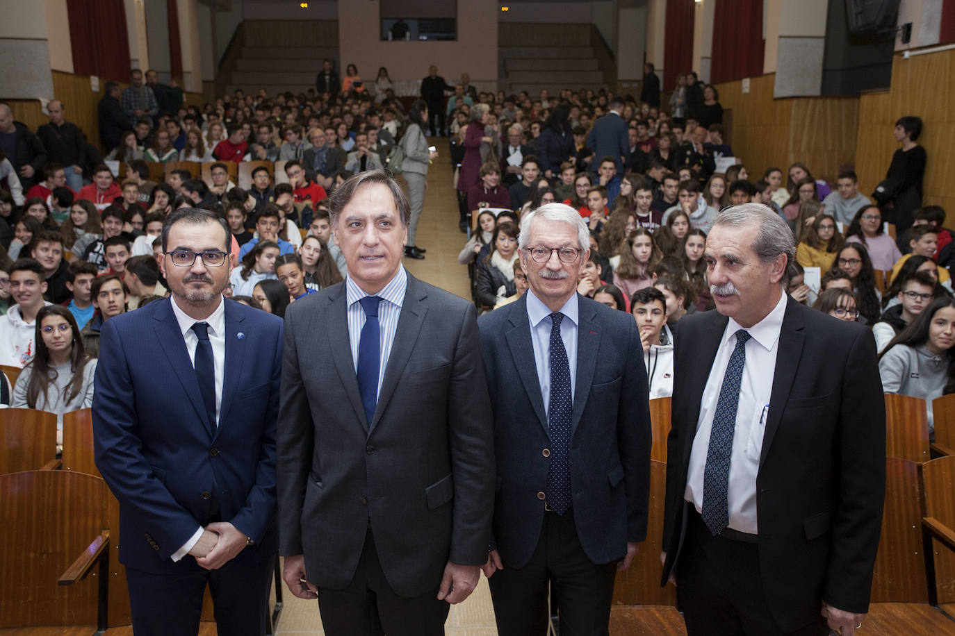 El secretario de Estado de Educación del Gobierno de España, Alejandro Tiana, el presidente del Consejo Consultivo de Castilla y León, Agustín Sánchez de Vega, y el alcalde de Salamanca, Carlos García Carbayo, inauguran la IV semana de formación 'Enseñar Educando' del colegio San Agustín de Salamanca.
