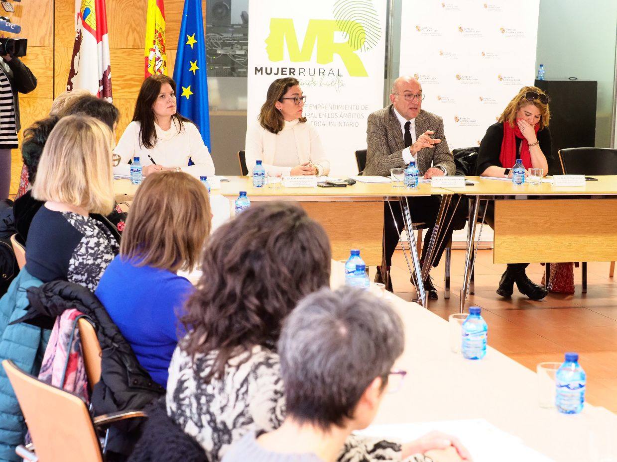 El consejero de Agricultura, Ganadería y Desarrollo Rural, Jesús Julio Carnero, presenta los resultados de la ''Encuesta de la mujer rural en los ámbitos agrarios y agroalimentarios''.