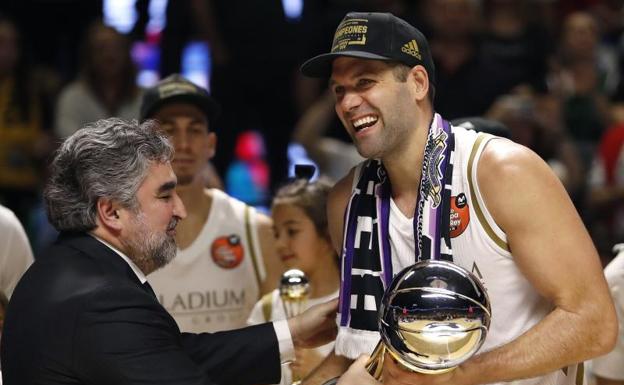 Felipe Reyes recibe el trofeo de campéon de Copa. 