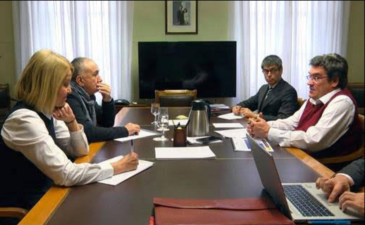 El ministro José Luis Escrivá (d.), en la reunión mantenida con UGT. 