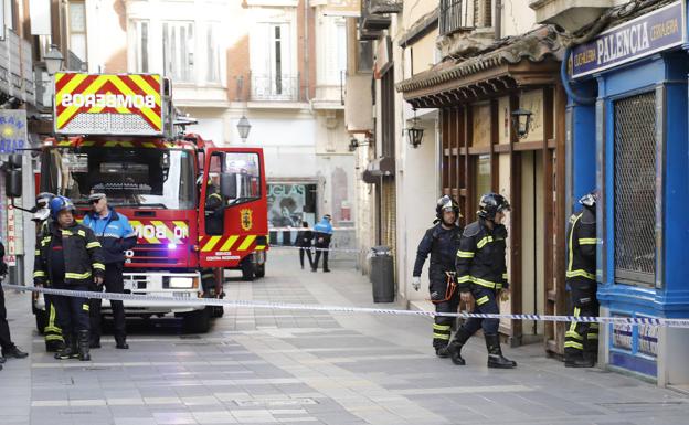 Los bomberos acceden ayer al edificio. 