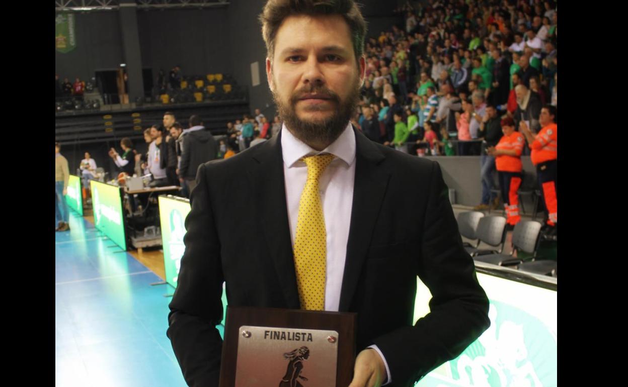 Manuel Rodríguez posa con el trofeo de subcampeón. 