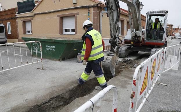 Una excavadora trabaja en el soterramiento de la instalación. 