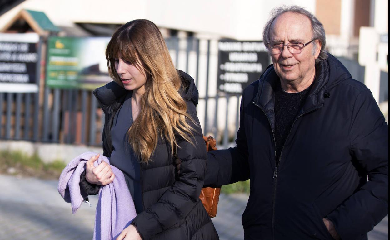 Serrat y la hija de Sabina, camino del hospital.ANTONIO GUTIÉRREZ-EP