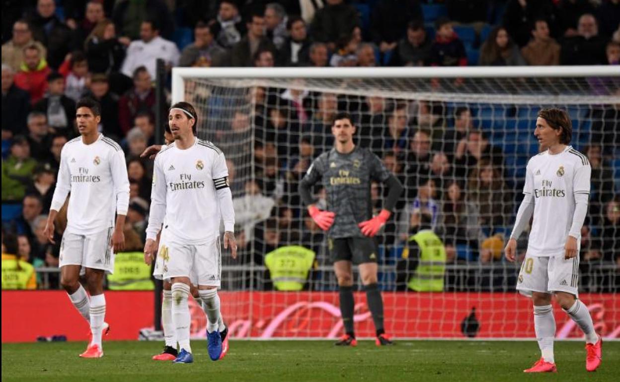Los jugadores del Real Madrid, frustrados tras el empate del Celta. 