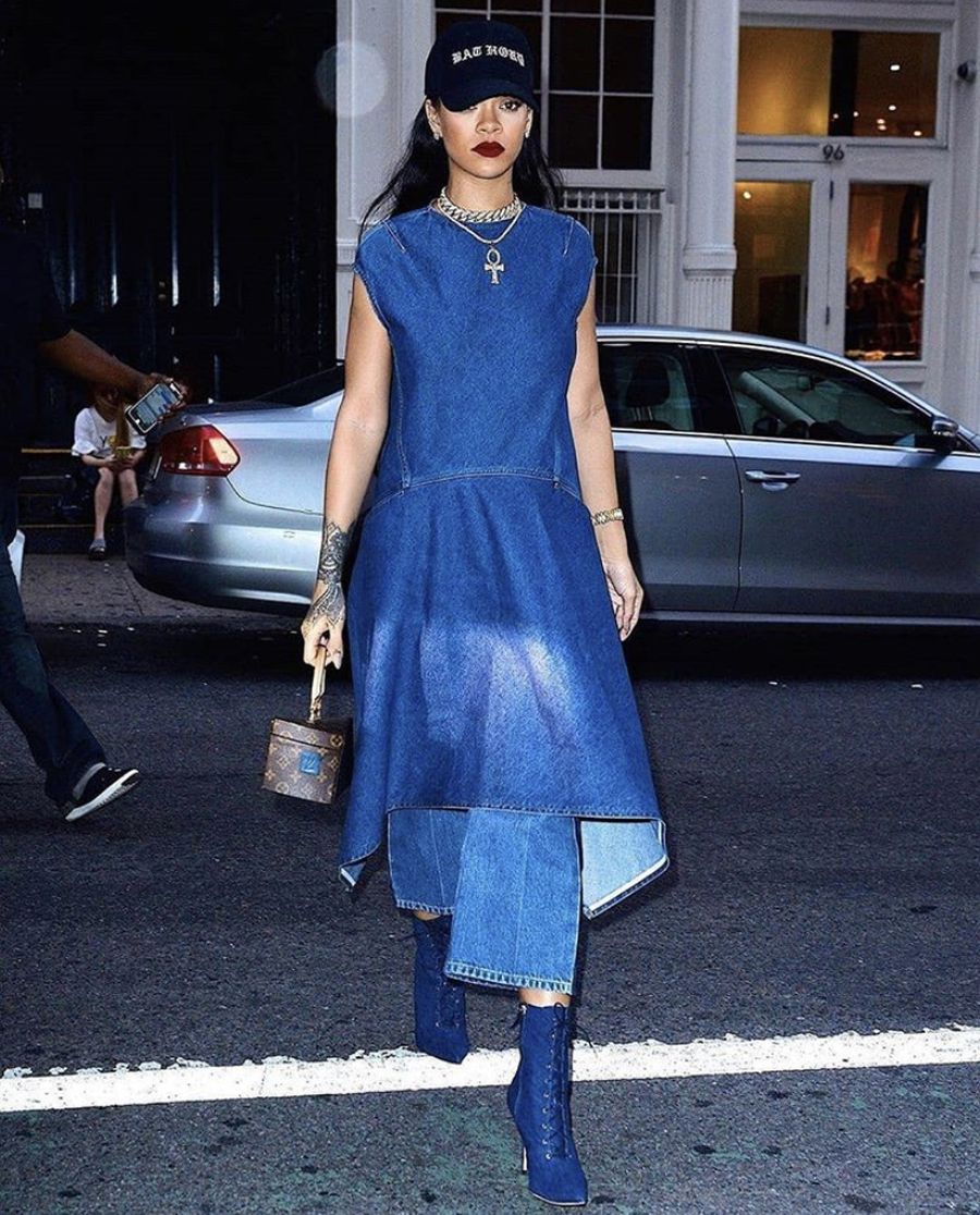Rihanna nos sorprende con un vestido de corte asimétrico y largura 'midi' que combina con el botín de cordones, una de las grandes tendencias en calzado. Si además le sumamos el modelo 'Cannes' de Louis Vuitton, el resultado es perfecto.