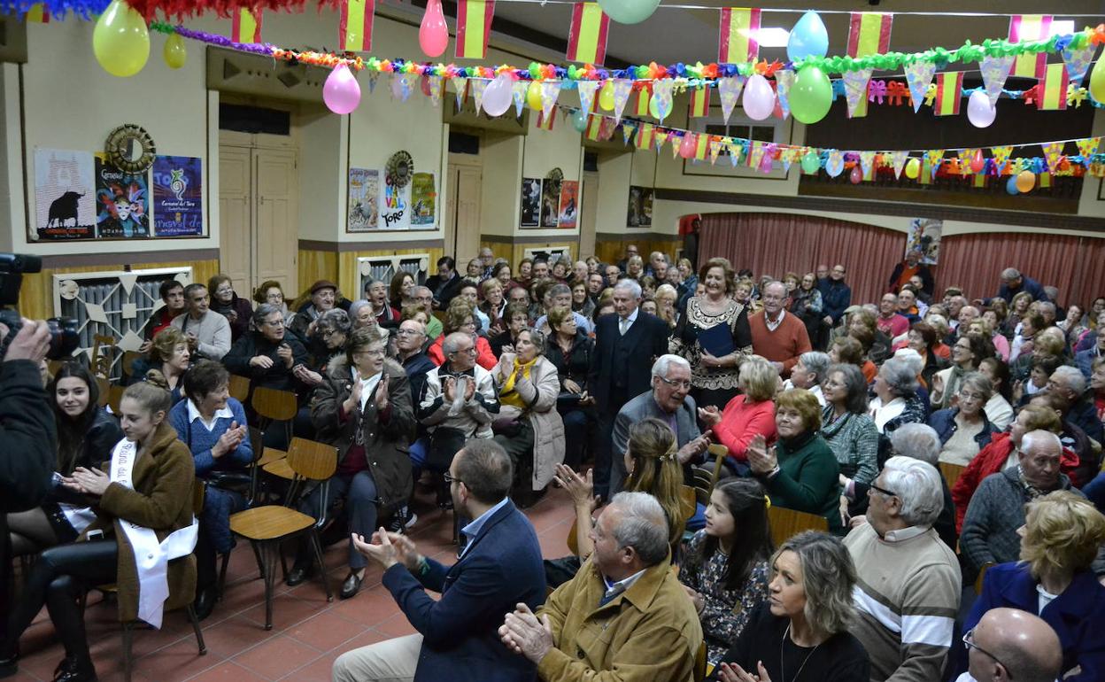 La pregonera haciendo su entrada en el salón de actos de El Porvenir. 