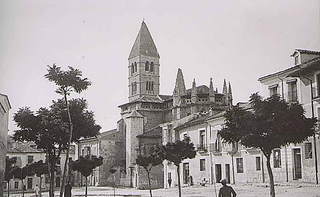 La iglesia de La Antigua en la década de los cincuenta, cuando se reabrió al culto.
