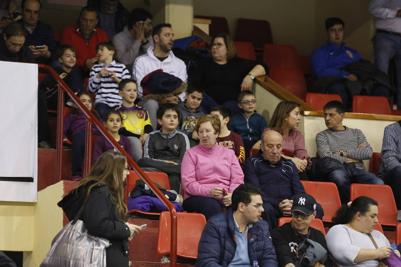 Fotos: Búscate en la grada del partido de balonmano entre Recoletas Atlético Valladolid y ABANCA Ademar León