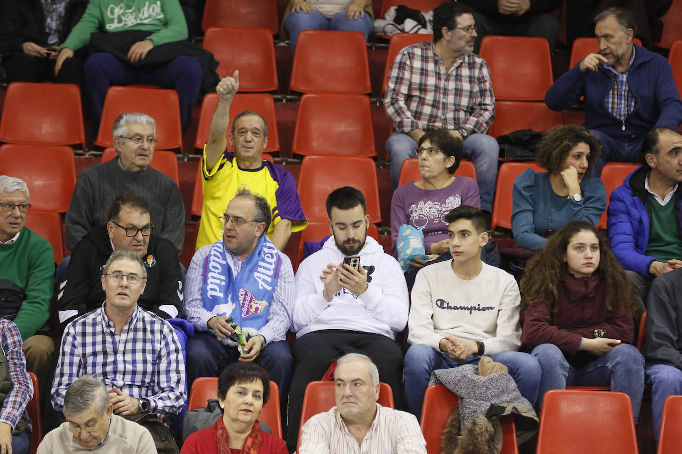 Fotos: Búscate en la grada del partido de balonmano entre Recoletas Atlético Valladolid y ABANCA Ademar León