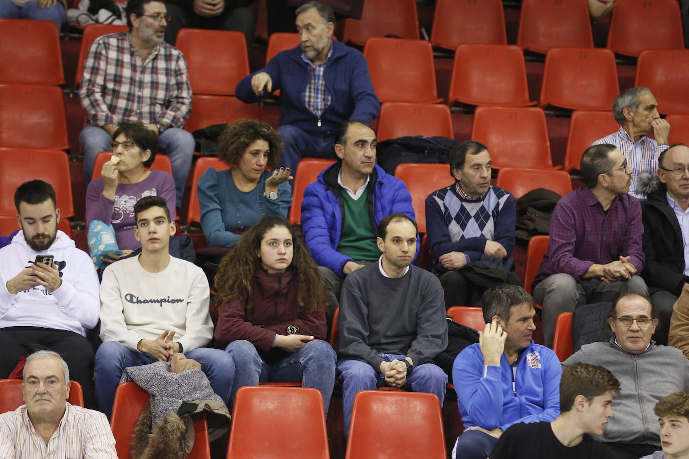 Fotos: Búscate en la grada del partido de balonmano entre Recoletas Atlético Valladolid y ABANCA Ademar León