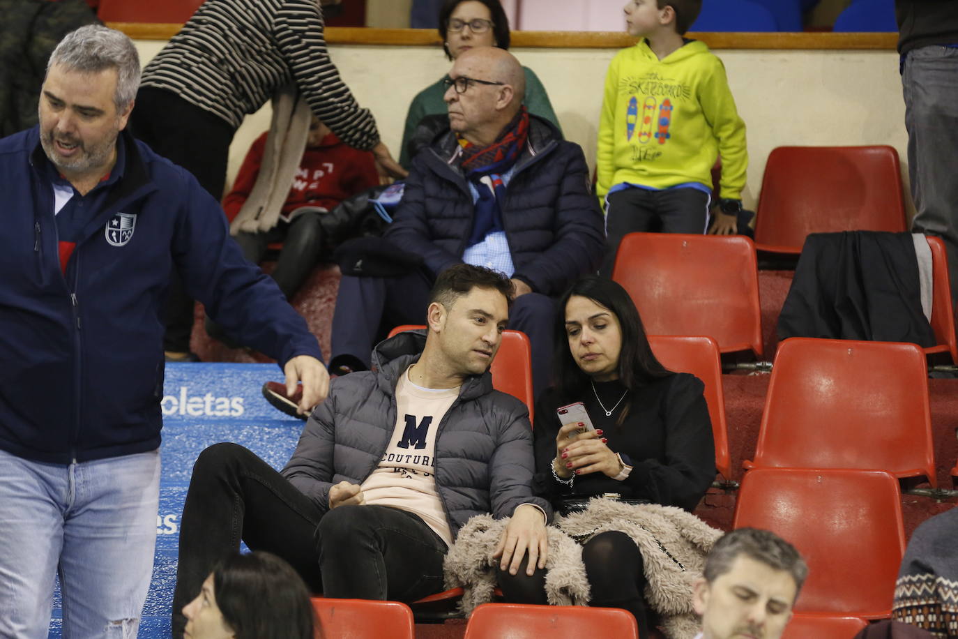 Fotos: Búscate en la grada del partido de balonmano entre Recoletas Atlético Valladolid y ABANCA Ademar León