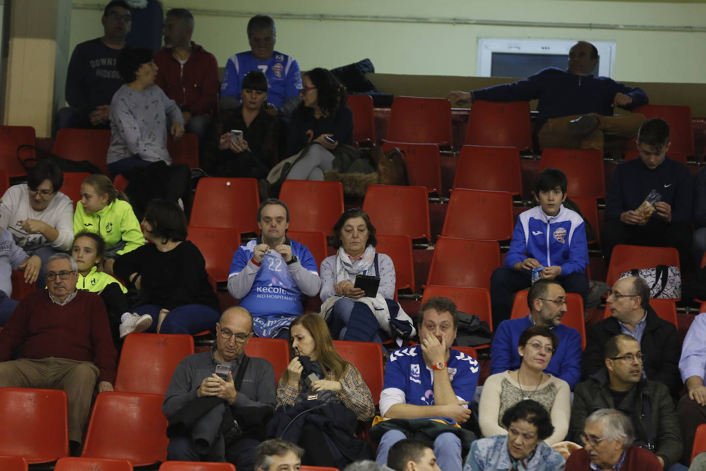 Fotos: Búscate en la grada del partido de balonmano entre Recoletas Atlético Valladolid y ABANCA Ademar León